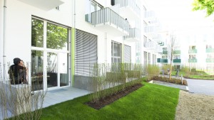 Hofseite des Neubauprojekts studiosus 2 in Regensburg mit Blick in den Garten sowie die Terassen und Balkone der Studentenapartements