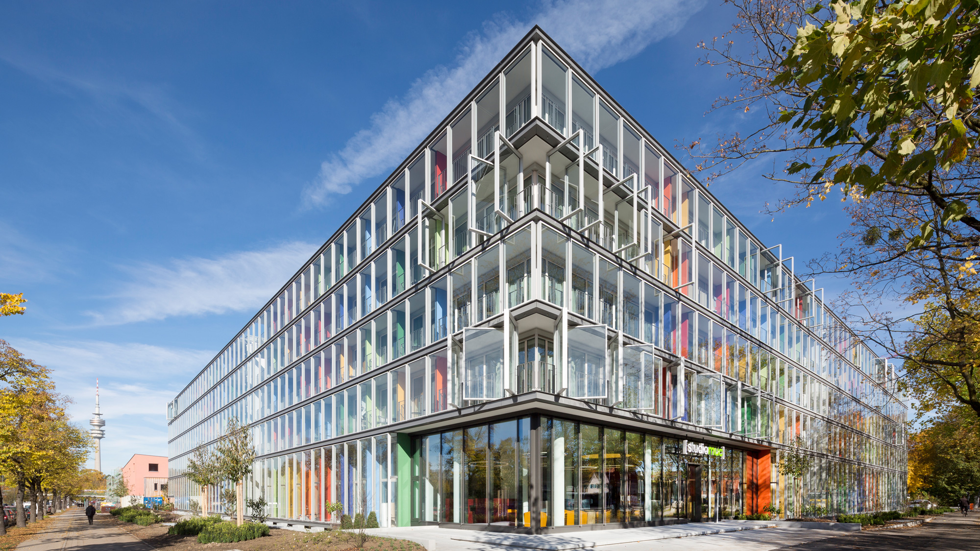 Außenansicht des Neubauprojekts studiomuc - in München Schwabing - einem der aktuell realisierten Immobilienkonzepte der Schimpel & Winter Immobilien-Gruppe - mit hochmodernen Mikroapartments